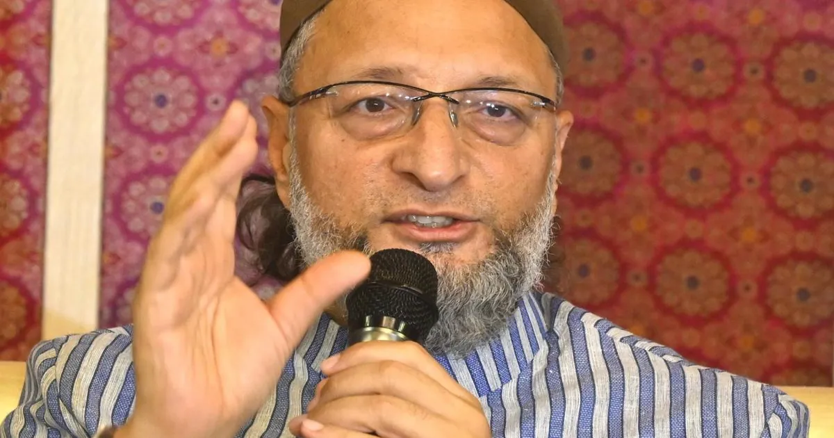 ओवैसी ने तेलंगाना SIR पर मुख्य निर्वाचन अधिकारी को सौंपा ज्ञापन, तेलुगु-उर्दू में फॉर्म की मांग