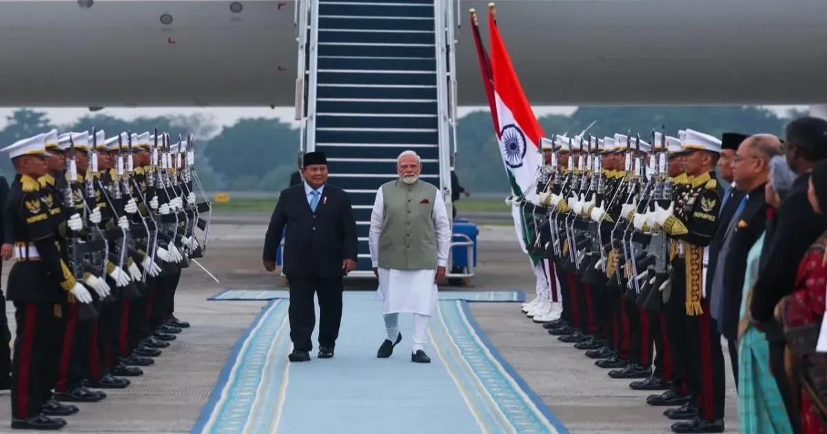 इंडोनेशिया में प्रधानमंत्री नरेंद्र मोदी का भव्य स्वागत, एयरस्पेस में लड़ाकू विमानों ने किया एस्कॉर्ट; राष्ट्रपति ने तोड़ा प्रोटोकॉल