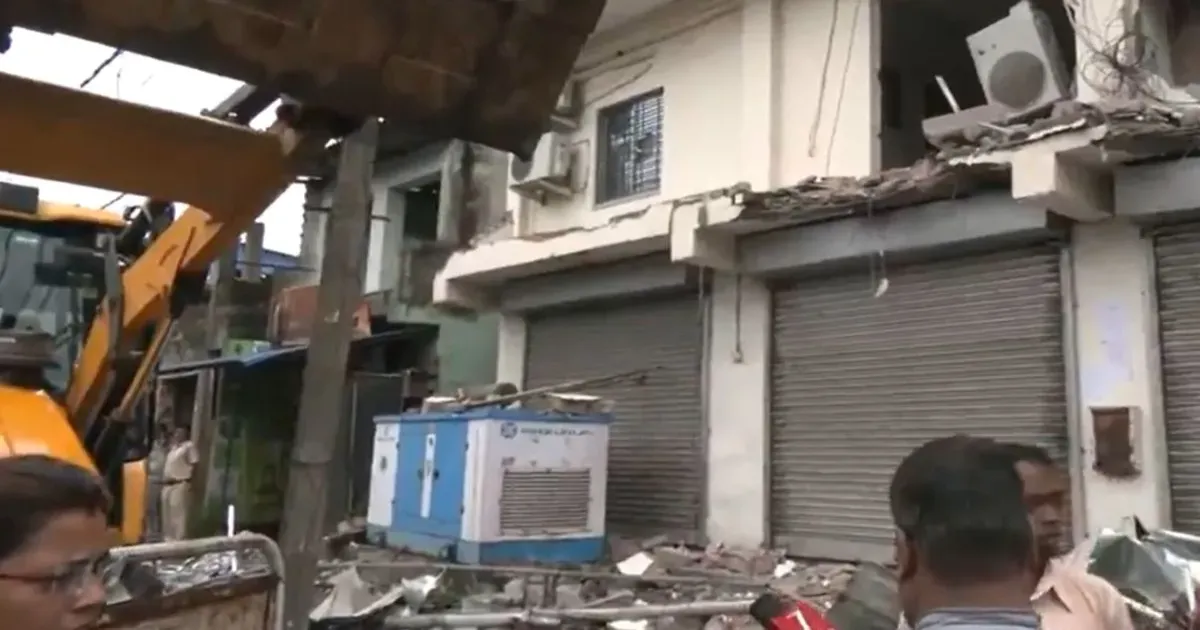 अभिषेक बनर्जी के कार्यालय पर चला बुलडोजर, बंगाल के अमतला में प्रशासन की बड़ी कार्रवाई