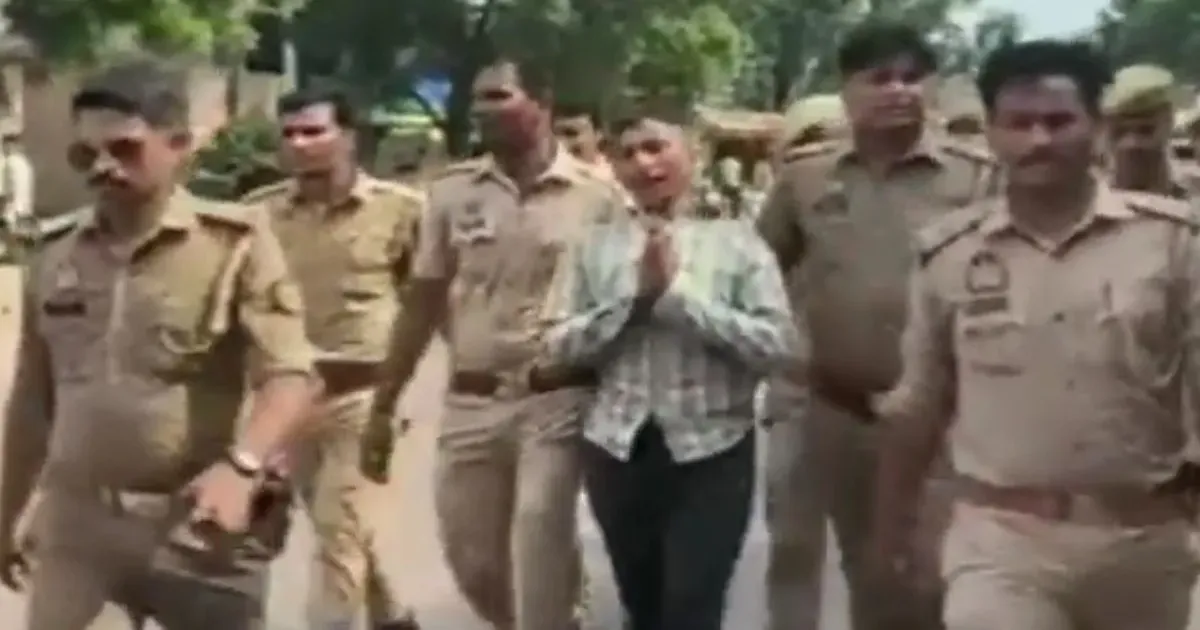 कानपुर में चोर की पुलिस ने निकाली परेड, हाथ जोड़कर मांगता रहा माफी