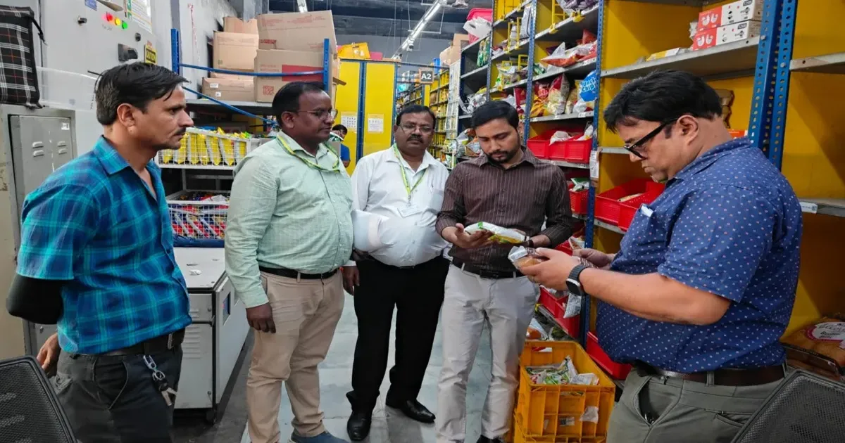 दीपावली से पहले यूपी में मिठाई दुकानों पर एफएसडीए की कार्रवाई, 86 प्रतिष्ठानों की जांच; चार के लाइसेंस निलंबित