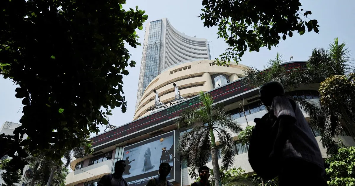 sensex-falls-400-points-global-cues-rate-cut-hopes-fade