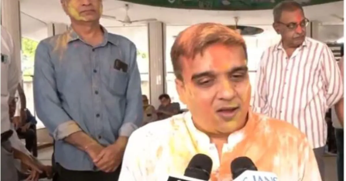 सूरत के वृद्धाश्रम में उपमुख्यमंत्री हर्ष संघवी ने मनाई होली, बुजुर्गों संग बांटी खुशियां