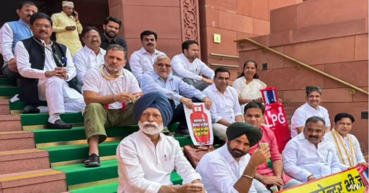 राहुल गांधी के आचरण पर 200 पूर्व अधिकारियों ने उठाए सवाल, माफी मांगी