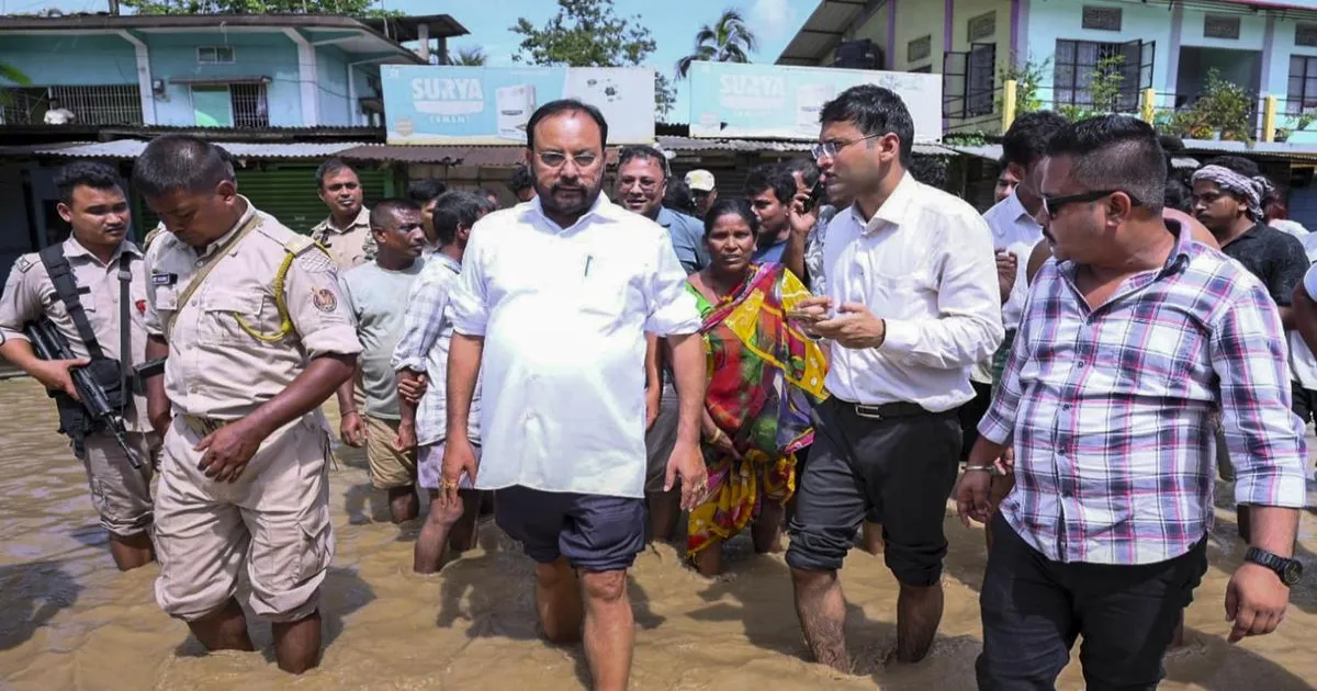 असम में बाढ़ का कहर जारी, मंत्री बोले- बाढ़ देखने की जिज्ञासा में भी कुछ लोगों की मौत