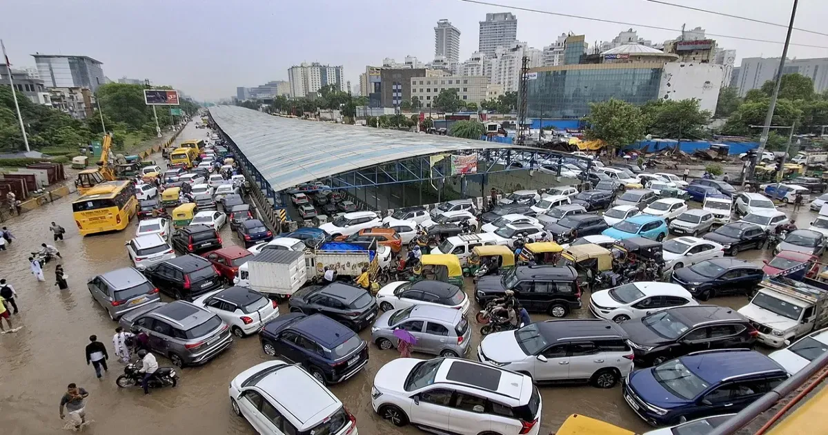 भारी बारिश के बाद गुरुग्राम में 25 अगस्त को वर्क फ्रॉम होम की सलाह, स्कूलों में ऑनलाइन कक्षाएं