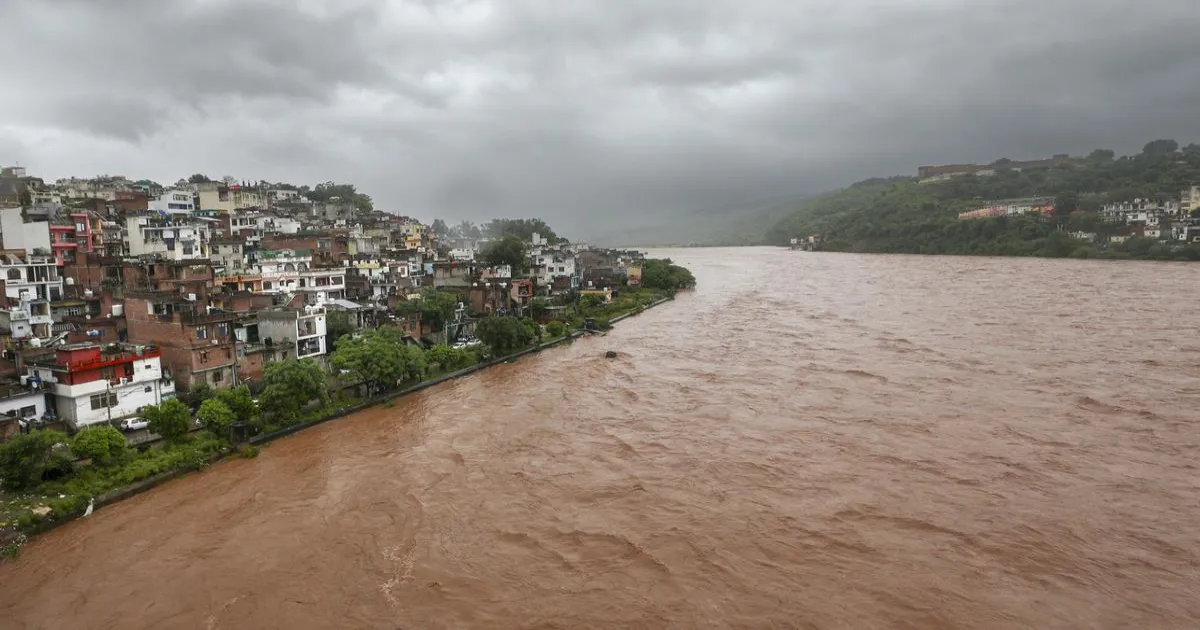 traffic-suspended-jammu-srinagar-highway-amid-rains