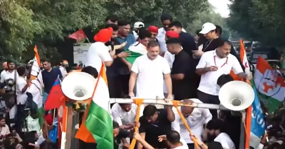 राहुल गांधी ने एसआईआर को सुप्रीम कोर्ट में दी चुनौती, विपक्ष ने मुख्य चुनाव आयुक्त ज्ञानेश कुमार के इस्तीफे की मांग की