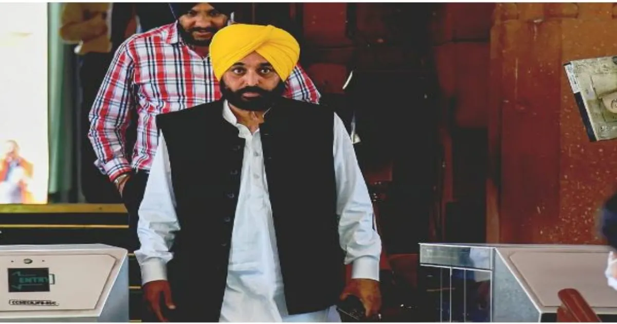 पंजाब सीएम भगवंत मान के जूता ड्यूटी विवाद ने मचाया सियासी बवाल