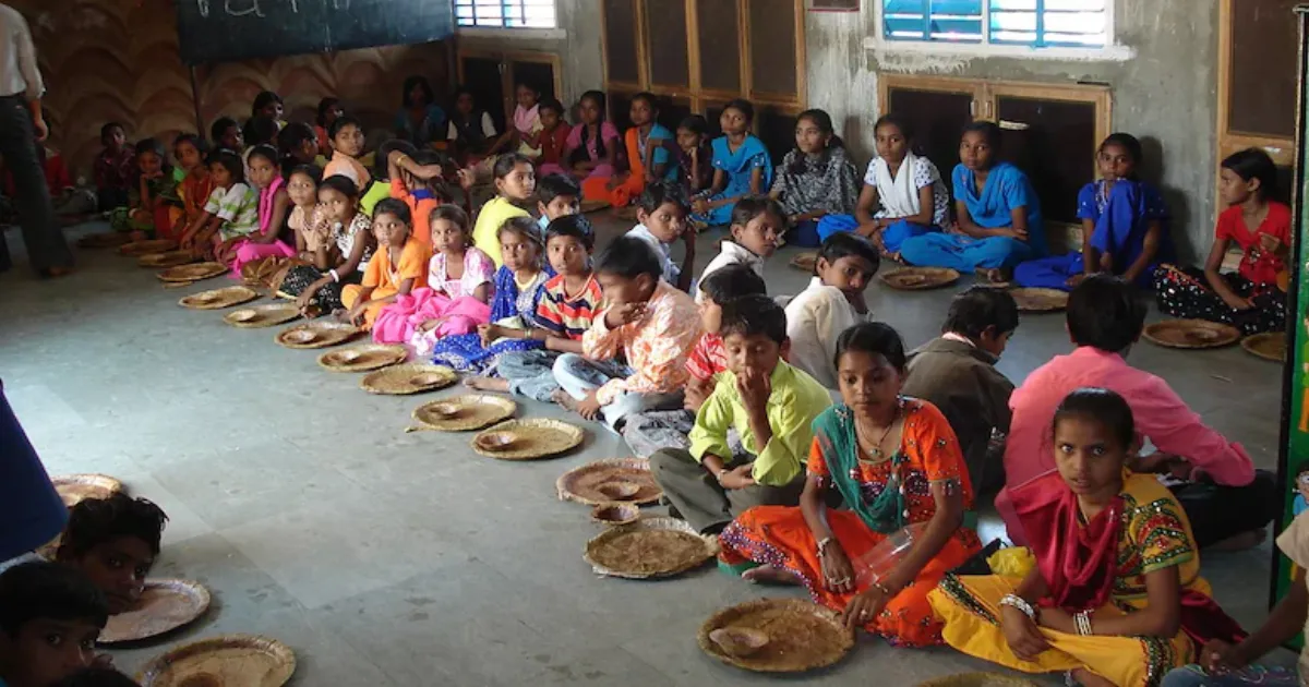 ईरान-यूएस-इजराइल विवाद से मुंबई में LPG की कमी, स्कूलों में दोपहर के भोजन के बजाय केले वितरित