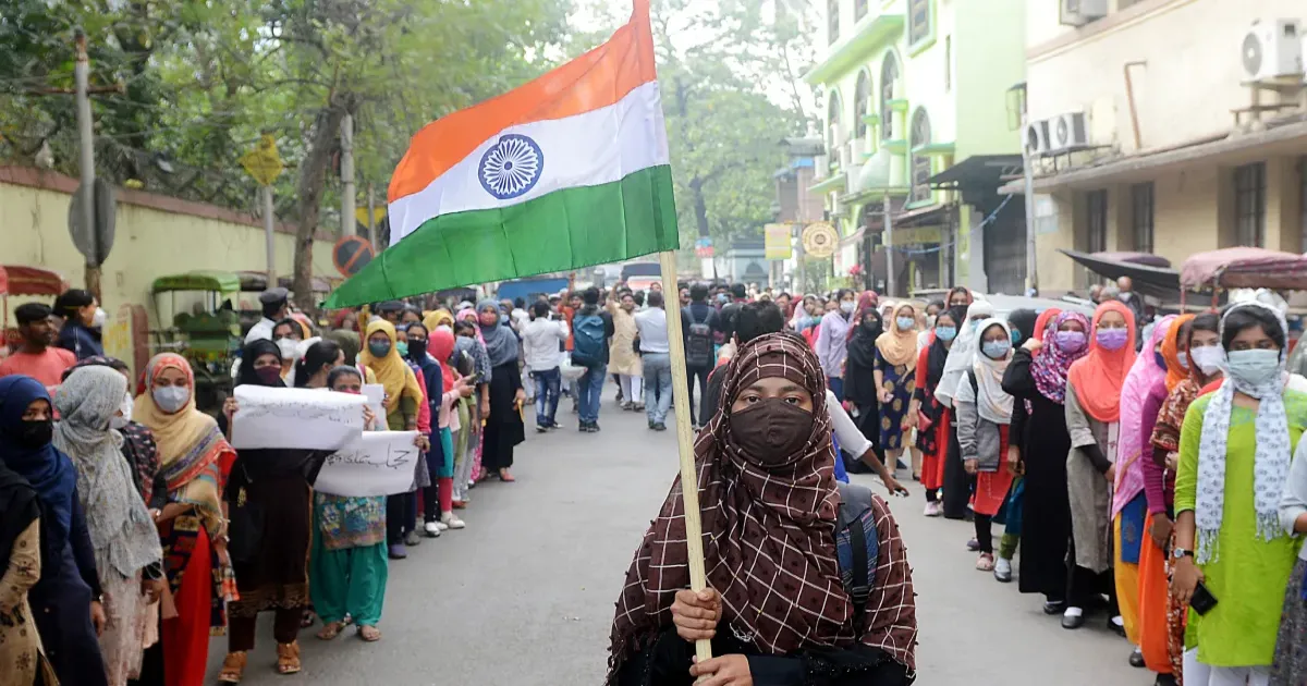 कर्नाटक सरकार ने भाजपा की 2022 की अधिसूचना रद्द की, स्कूल और कॉलेजों में हिजाब और पवित्र धागा पहनने की अनुमति