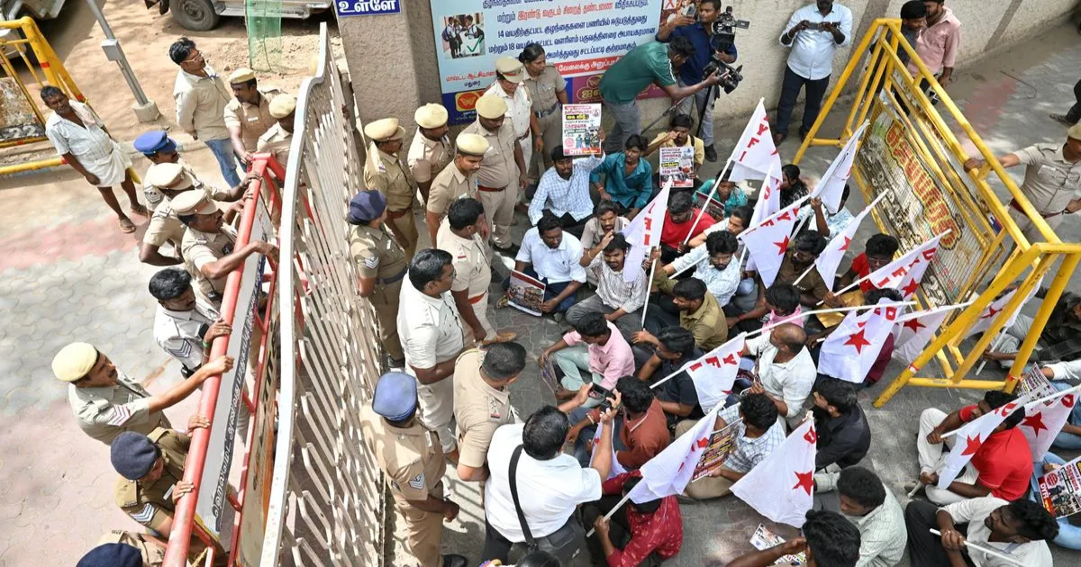 मदुरै में कथित करोड़ों रुपये के कचरा घोटाले को लेकर डीवाईएफआई और एसएफआई का प्रदर्शन