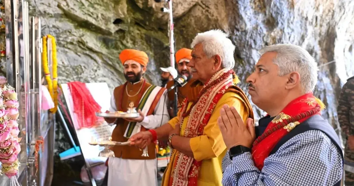 एलजी मनोज सिन्हा ने अमरनाथ यात्रा से पहले की प्रथम पूजा, 3 जुलाई से शुरू होगी यात्रा