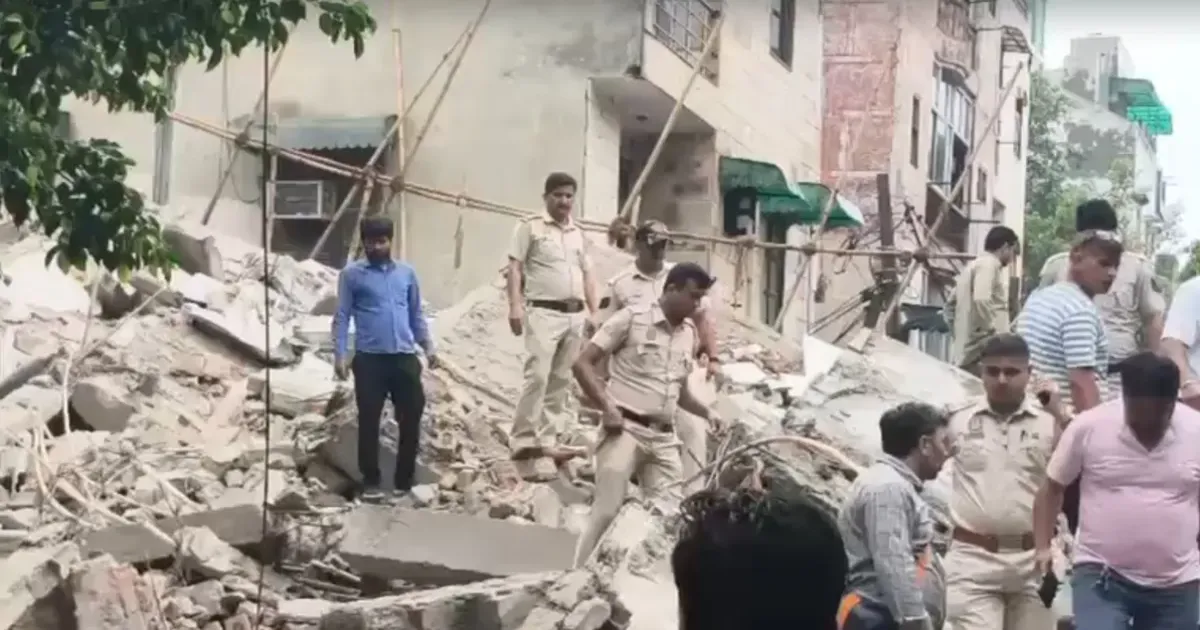दिल्ली के रोहिणी में भारी बारिश के बीच निर्माणाधीन इमारत गिरी, कई लोगों के दबे होने की आशंका