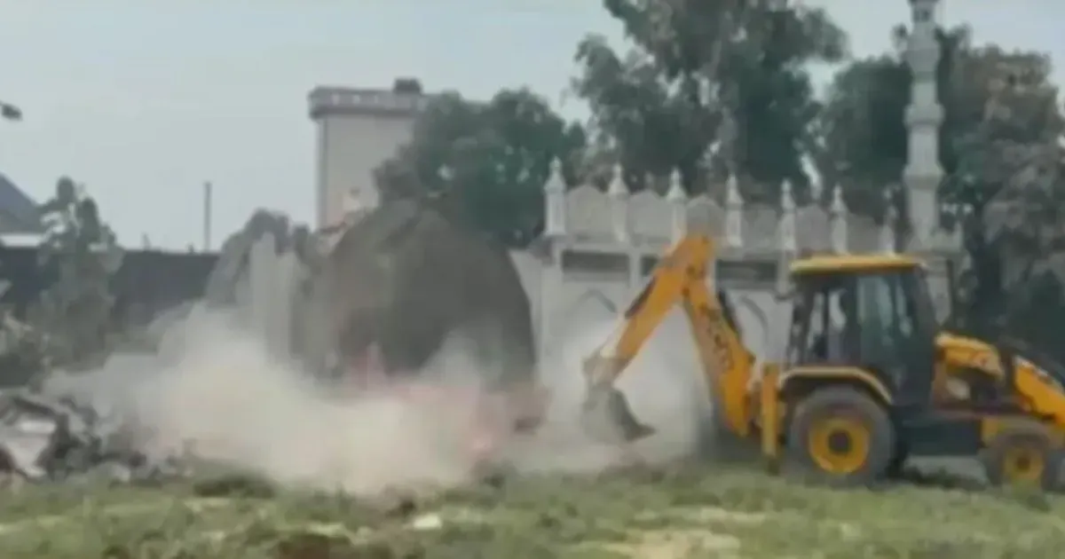 संभल में बुलडोजर कार्रवाई, 10.5 बीघा सरकारी जमीन से अवैध ईदगाह, मस्जिद और मकान हटाए गए