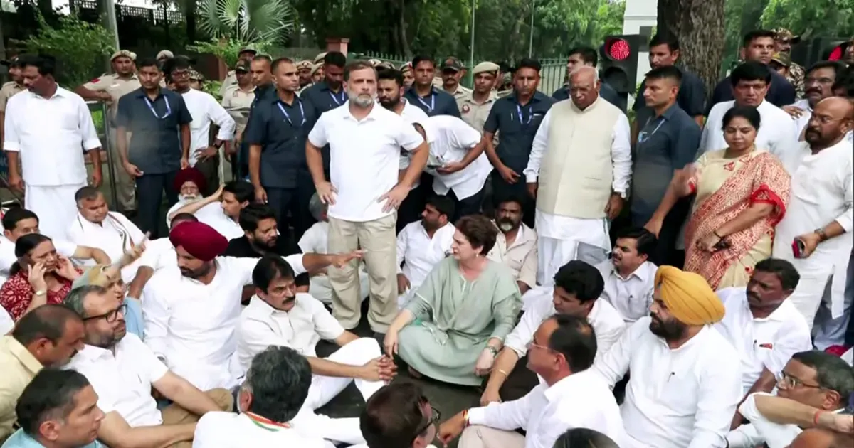 प्रधानमंत्री आवास के पास राहुल गांधी और प्रियंका गांधी का धरना, पेपर लीक मामले में इस्तीफे की मांग