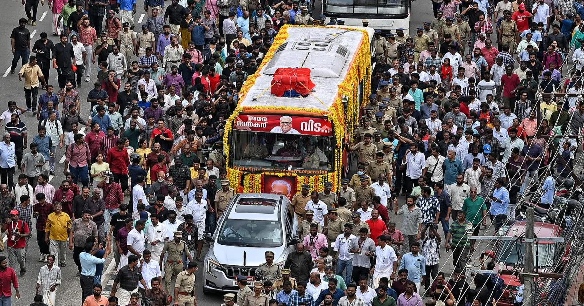 vs-achuthanandan-last-journey-hundreds-pay-tribute