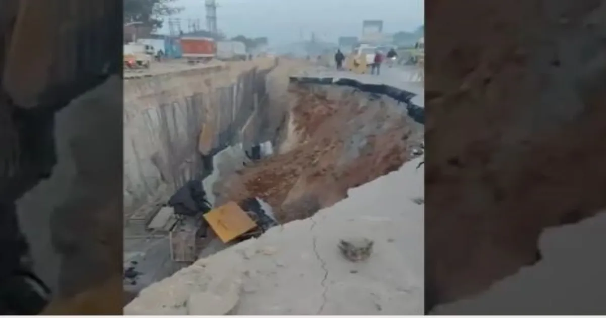 अत्तीबेल के पास सड़क धंसने से बेंगलुरु-होसुर हाईवे ठप, दिव्यांग सेना वेटरन से टोल पर दुर्व्यवहार से भी बवाल