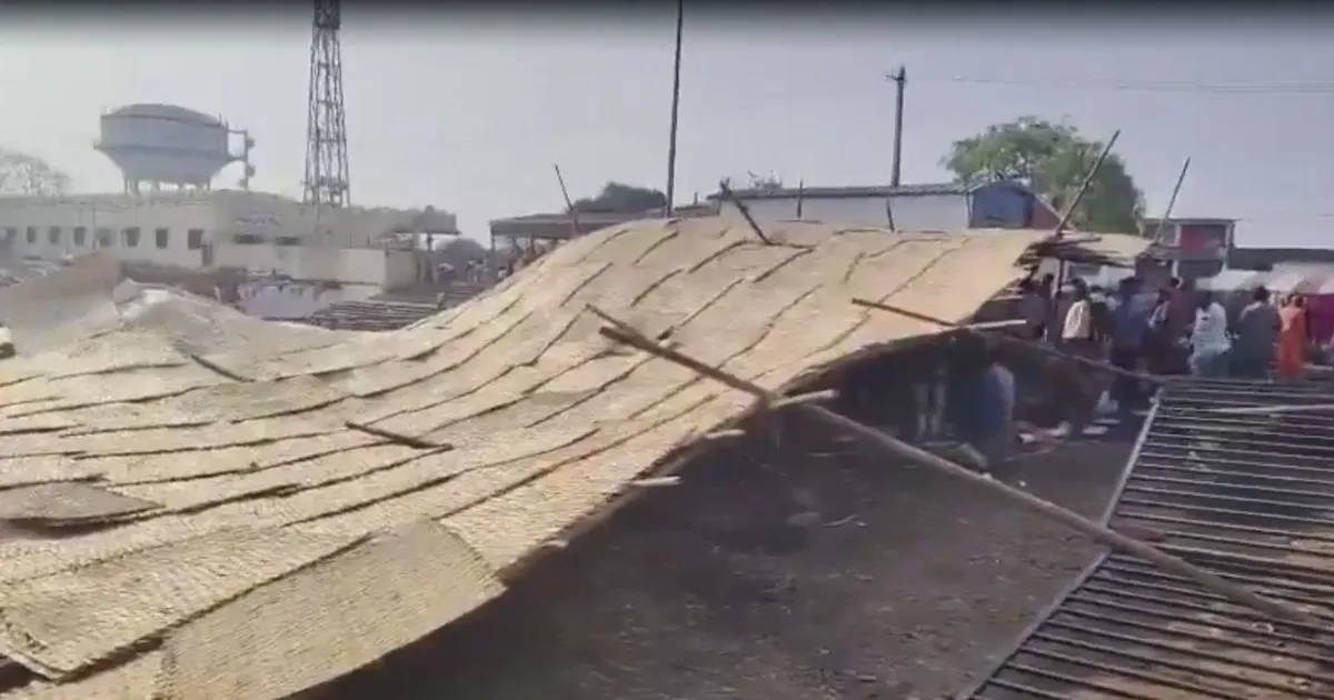 तेलंगाना के जगतियाल में मंदिर के पंडाल के गिरने से 10 घायल, भक्तों ने व्यवस्था पर सवाल उठाए