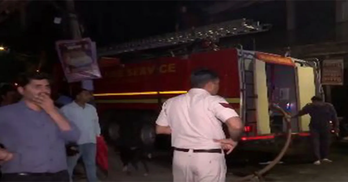 मीरबाज़ार में नेशनल हाईवे के पास स्क्रैप फैक्ट्री में भीषण आग, काबू पाने की कोशिश जारी