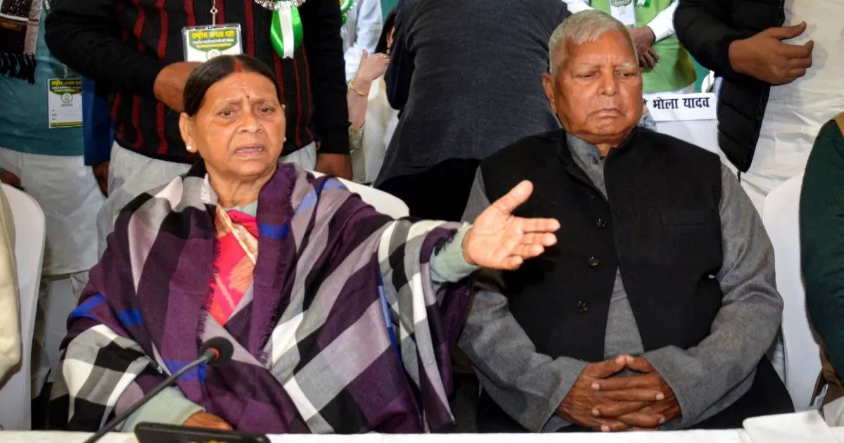 बिहार में सुरक्षा पर सियासी घमासान: लालू-राबड़ी ने ठुकराई Y श्रेणी सुरक्षा, RJD कार्यकर्ता लाठी लेकर बने पहरेदार