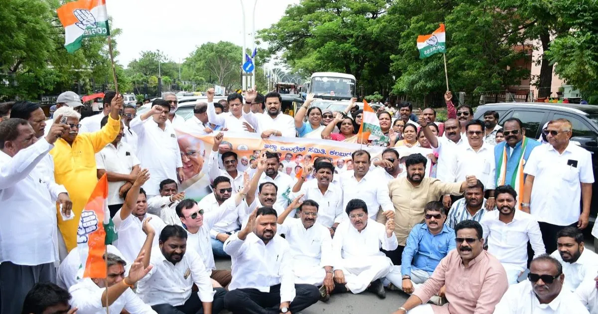 ईंधन और एलपीजी कीमतों में बढ़ोतरी के खिलाफ कांग्रेस का प्रदर्शन, कलबुर्गी में सड़क जाम