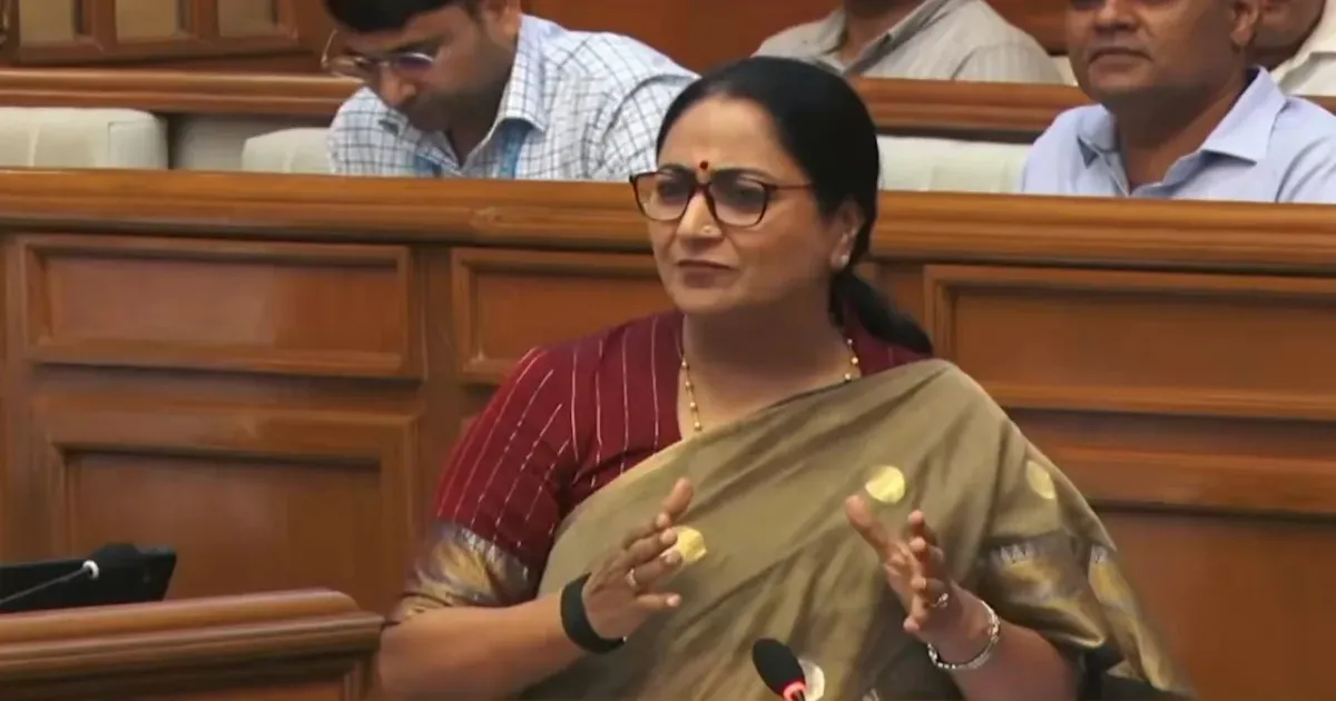 दिल्ली की मुख्यमंत्री रेखा गुप्ता का आप पर हमला, बोलीं- पिछली सरकार के घोटालों पर पेस्टीसाइड छिड़क रहे हैं