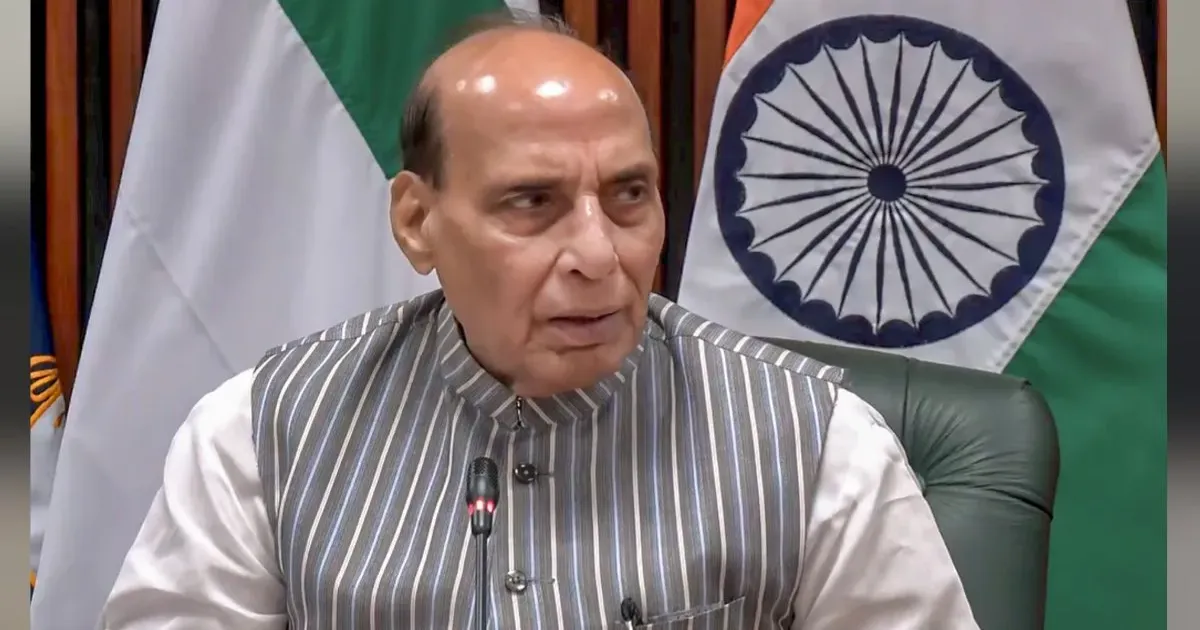 खरगे के बयान पर सियासी घमासान, राजनाथ सिंह बोले- कांग्रेस को व्यक्तिगत मर्यादाओं का उल्लंघन नहीं करना चाहिए