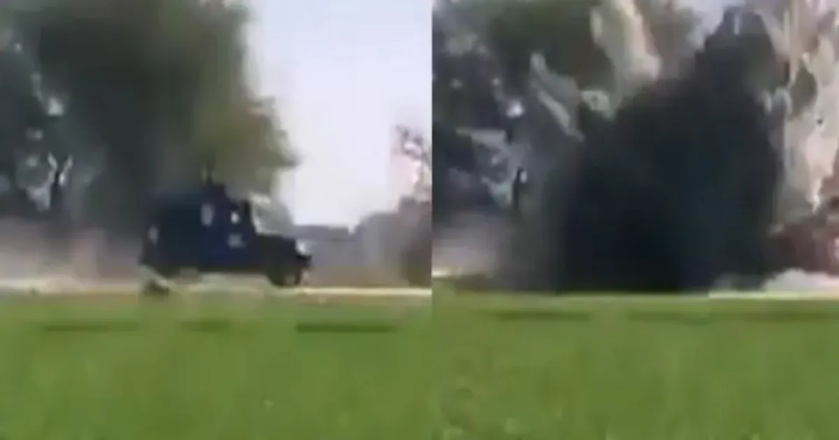 वीडियो में कैद हुआ पल: पाकिस्तान में बम धमाके से पुलिस का बख्तरबंद वाहन उड़ा, 7 जवान शहीद