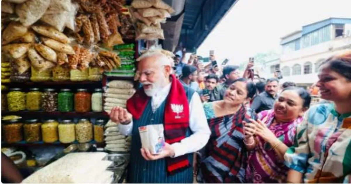 बंगाल में चुनावी रैलियों के बीच प्रधानमंत्री नरेंद्र मोदी ने लिया झालमुड़ी का स्वाद, TMC पर साधा निशाना