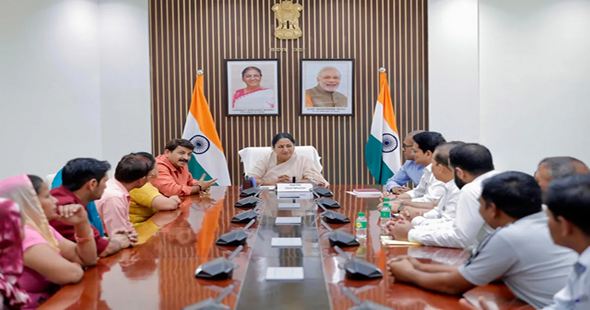 दिल्ली में 36 परिवारों को वर्षों बाद मिला बिजली कनेक्शन, मुख्यमंत्री रेखा गुप्ता ने सौंपे दस्तावेज