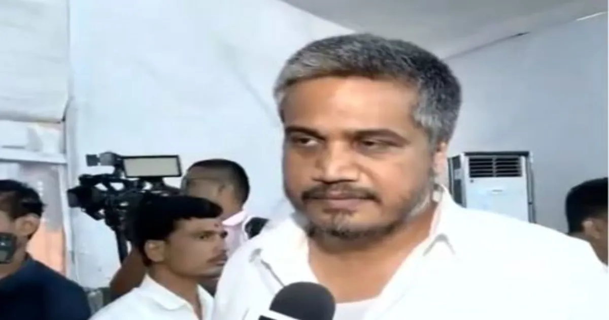 मुंबई मैनहोल हादसा: पीड़ित परिवार से मिले रोहित पवार, बोले- लापरवाही से हर साल जाती हैं जानें