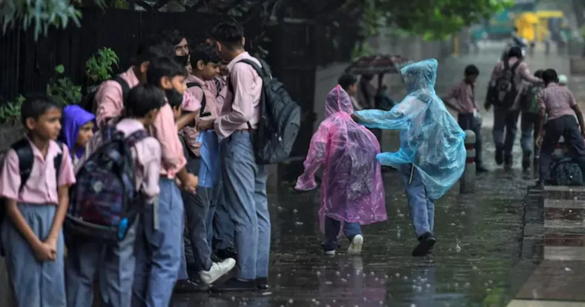 मुंबई में भारी बारिश का कहर: स्कूल-कॉलेज बंद, पेड़ गिरने से दो लोगों की मौत
