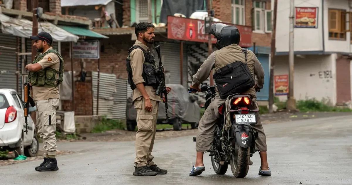 कुलगाम आतंकी हमला: पीड़ित परिवार का दावा- आतंकियों ने पहचान और जाति पूछकर मारी गोली