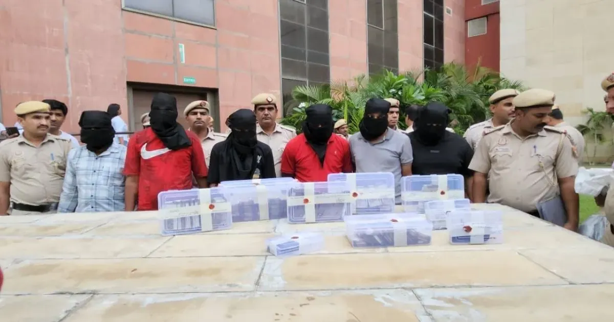 अशोक विहार में 75 लाख की डकैती का 48 घंटे में खुलासा, दो नाबालिग समेत आठ आरोपी गिरफ्तार