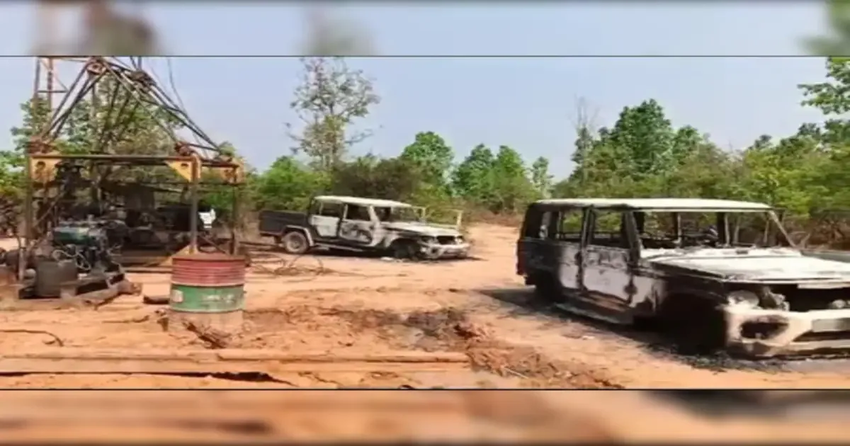 maoists-torch-six-vehicles-hazaribag-jharkhand