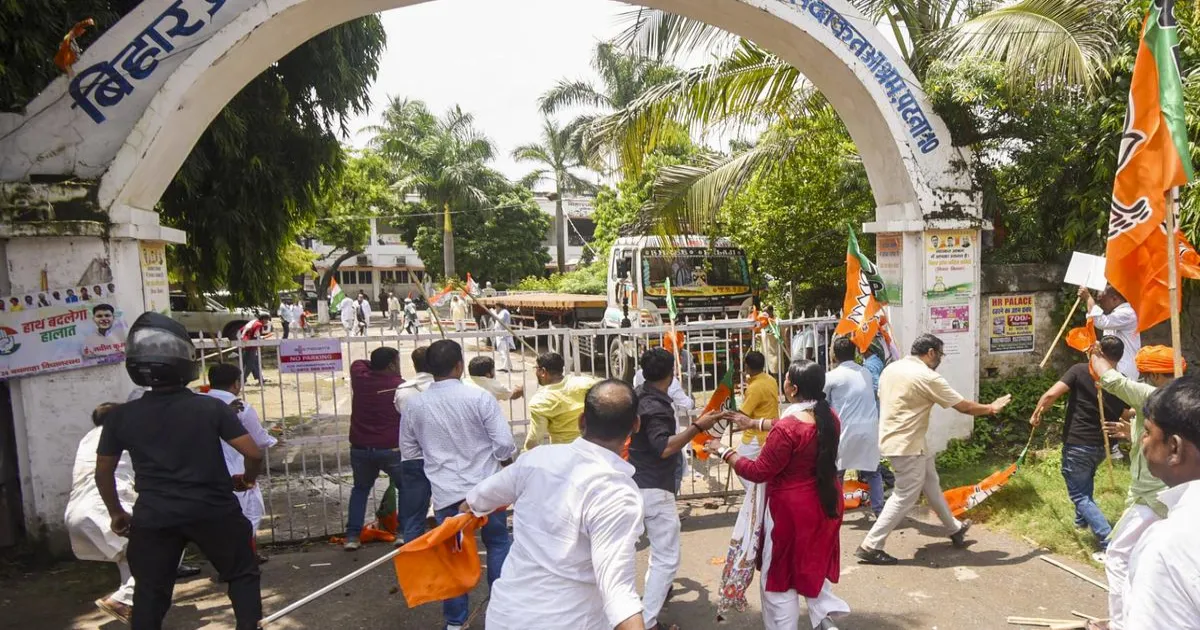 पीएम मोदी के अपमान के खिलाफ पटना में बीजेपी का मार्च, कांग्रेस कार्यकर्ताओं से झड़प