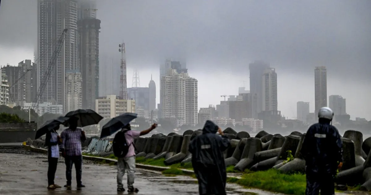 मुंबई और उपनगरों में भारी बारिश की चेतावनी, पालघर के लिए रेड अलर्ट जारी