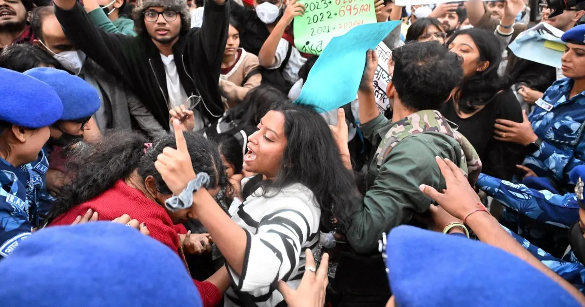 दिल्ली प्रदूषण पर इंडिया गेट पर अभिभावकों और कार्यकर्ताओं का प्रदर्शन, बिना अनुमति एकत्र होने पर हिरासत में लिए गए