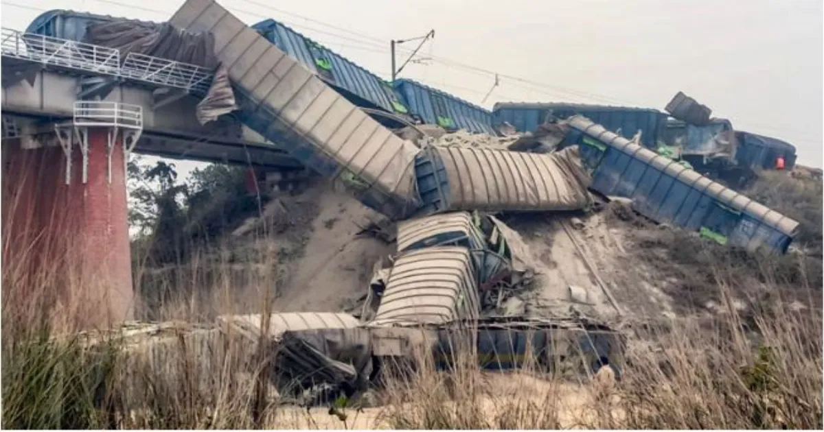 बिहार मालगाड़ी हादसा: हावड़ा–पटना–दिल्ली रूट दूसरे दिन भी बाधित, प्रभावित ट्रेनों की पूरी सूची