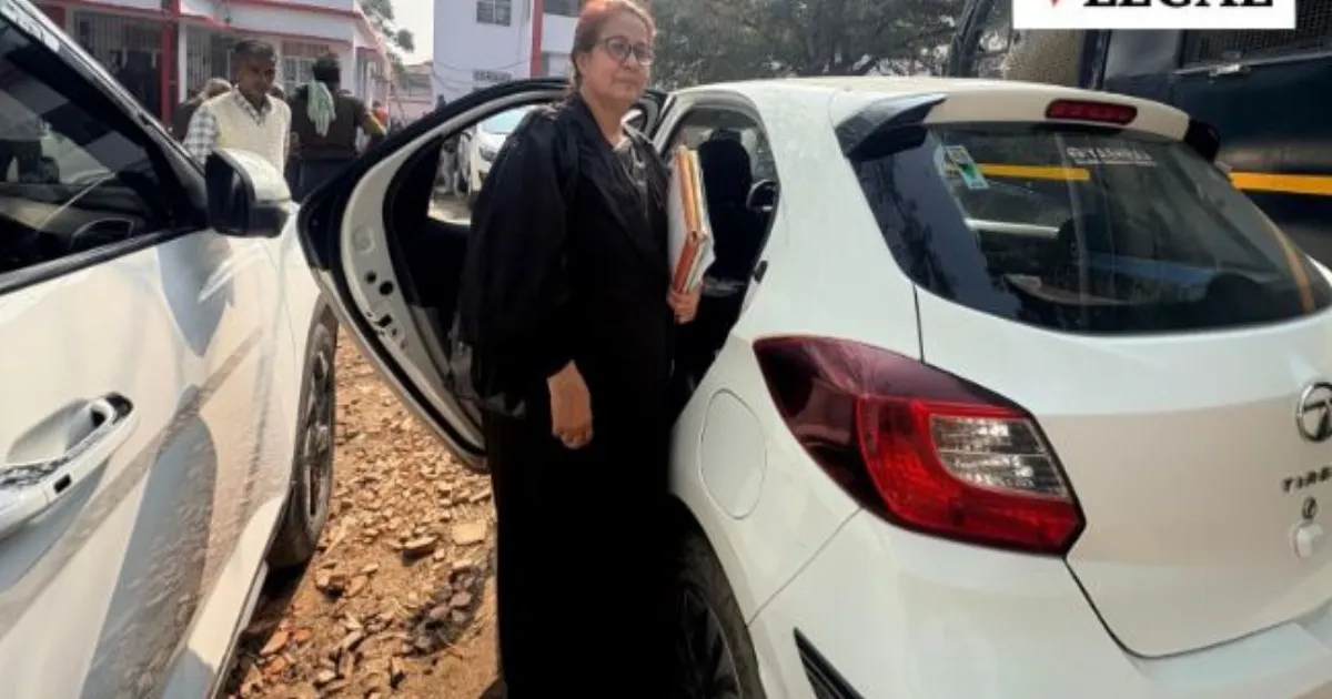 चार पहियों पर 13 साल: मधुबनी की वकील अनीता झा, जिनका चैंबर नहीं बल्कि कार की पिछली सीट है अदालत