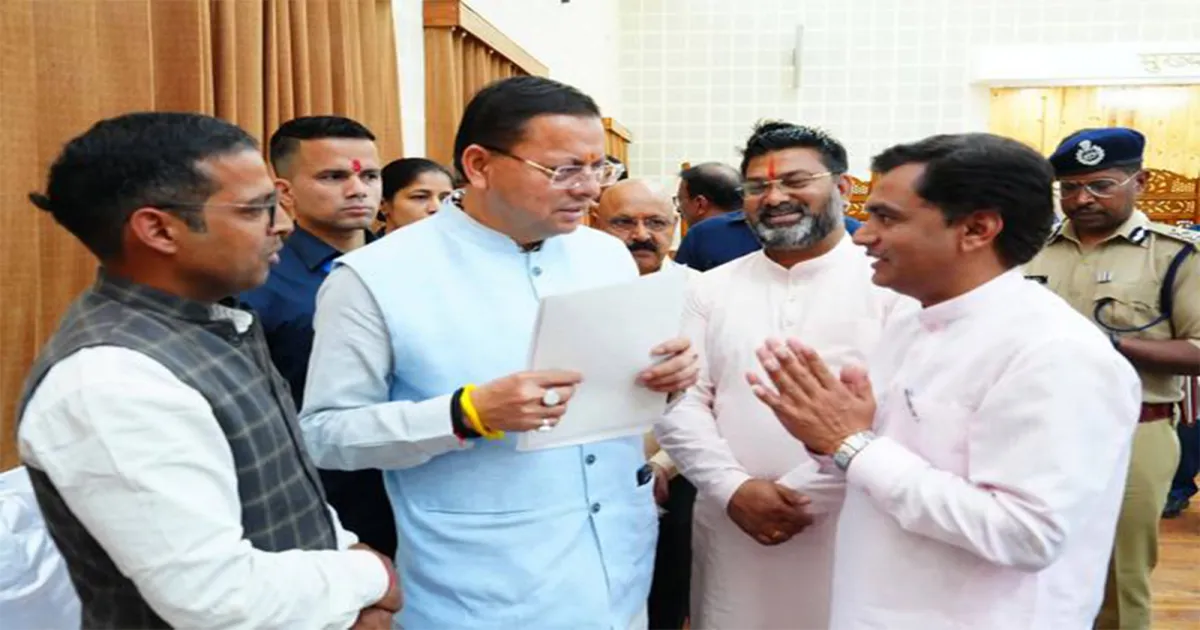 जनता दरबार में मुख्यमंत्री पुष्कर सिंह धामी ने सुनी शिकायतें, समयबद्ध समाधान के निर्देश दिए