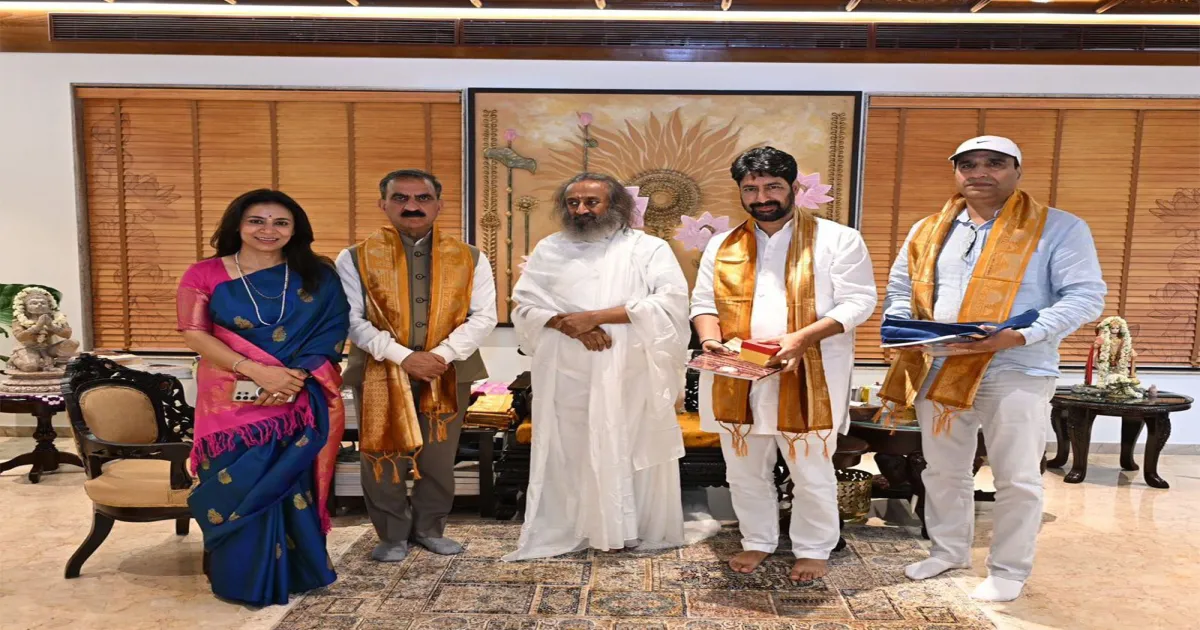 हिमाचल के मुख्यमंत्री सुखविंदर सिंह सुक्खू ने श्री श्री रविशंकर से की मुलाकात