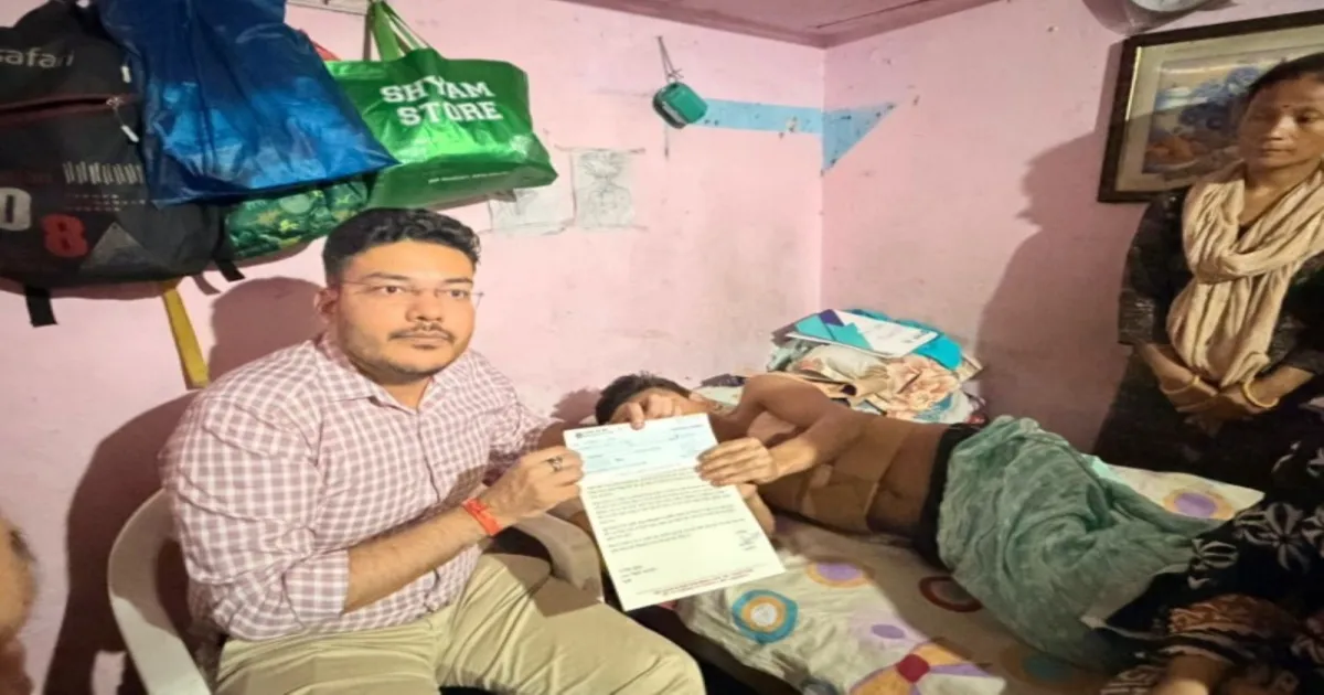 मालवीय नगर अग्निकांड के नायक रोहित मुखिया के परिवार को ₹5 लाख की सहायता, दिल्ली सीएम ने की घोषणा