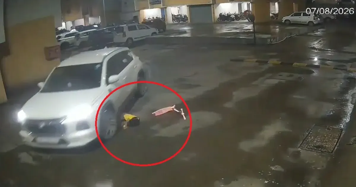 पिंपरी-चिंचवड में खेल रही बच्ची को कार ने कुचला, सीसीटीवी में कैद हुआ हादसा
