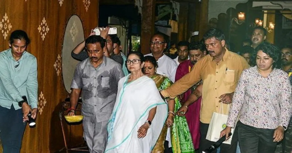 ममता बनर्जी का डांडिया डांस वीडियो वायरल, BJP बोली संवेदनहीन, TMC का पलटवार – अपने राज्यों की बारिश देखिए