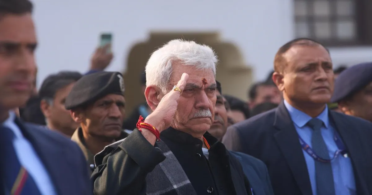 जम्मू-कश्मीर एल-जी ने व्हाइट-कॉलर आतंकी नेटवर्क तोड़ने के लिए पुलिस को सराहा, नौगाम पीड़ितों को दी श्रद्धांजलि