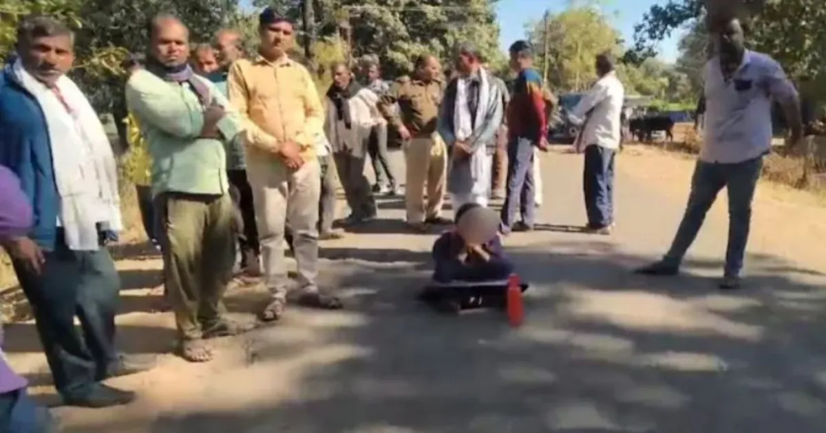 स्कूल वैन नहीं आई तो 10 साल की बच्ची ने सड़क जाम कर किया तीन घंटे तक प्रदर्शन