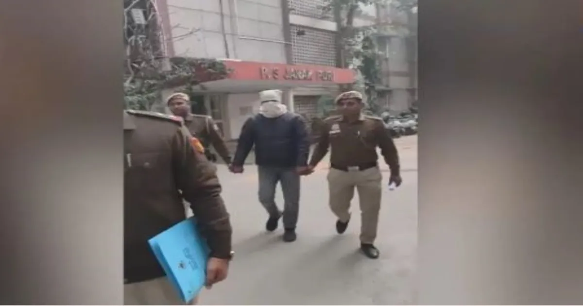 दिल्ली: खुले गड्ढे में गिरकर बाइक सवार की मौत, लापरवाही पर सब-कॉन्ट्रैक्टर गिरफ्तार