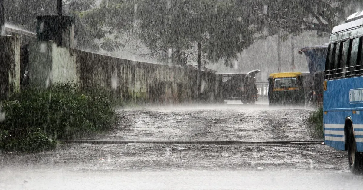 केरल में बारिश की छुट्टी से टला बड़ा हादसा, त्रिशूर स्कूल की छत गिरकर कुर्सियां और पंखे क्षतिग्रस्त